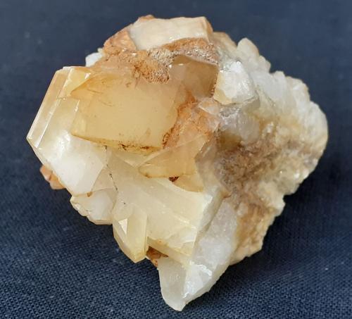 Albite, Quartz, Calcite<br />Cañon Fendels, Ried im Oberinntal, Distrito Landeck, Tirol Norte, Tirol, Austria<br />4 x 4 cm<br /> (Author: Volkmar Stingl)