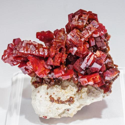 Vanadinite<br />Coud'a, Distrito minero Mibladen, Mibladen, Midelt, Provincia Midelt, Región Drâa-Tafilalet, Marruecos<br />Specimen size: 6.8 × 3.7 × 6.7 cm / main crystal size: 2.2 × 1.5 cm<br /> (Author: Jordi Fabre)