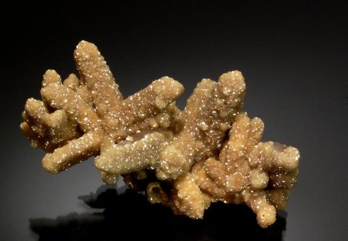 Siderite on Quartz<br />Mina Turt, Turt, Negresti-Oas, Montes Oas, Satu Mare, Rumanía<br />3.0 x 3.0 x 6.0 cm<br /> (Author: Michael Shaw)