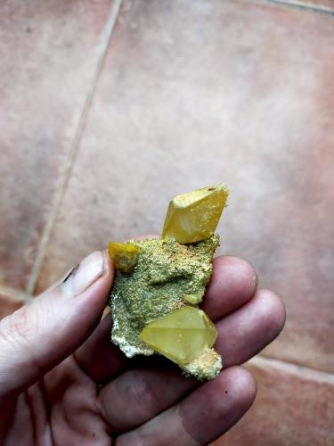 Calcita<br />Pedrera Cal Ros (Pedrera Ballús), Cercs, Comarca Berguedà, Barcelona, Cataluña / Catalunya, España<br />Cristales de 2 y 2,2cm<br /> (Autor: heat00)
