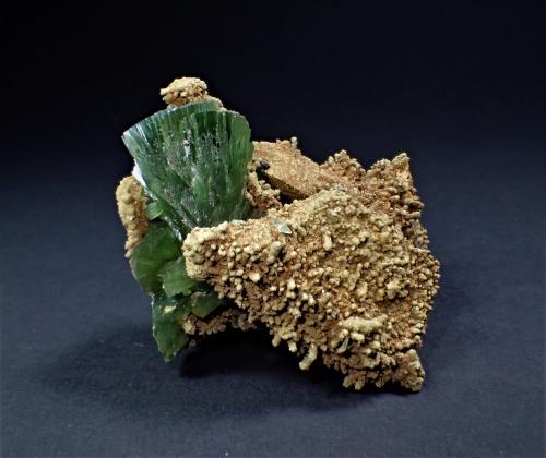 Ludlamite, Siderite, Quartz<br />Huanuni Mine, Huanuni, Dalence Province, Oruro Department, Bolivia<br />60 mm x 58 mm x 55 mm<br /> (Author: Don Lum)