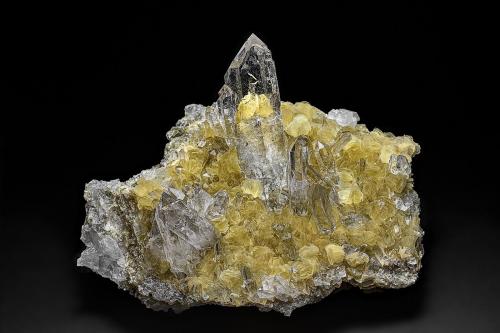 Quartz, Muscovite<br />Itinga, Vale do Jequitinhonha, Minas Gerais, Brazil<br />11.0 x 9.5 cm<br /> (Author: am mizunaka)