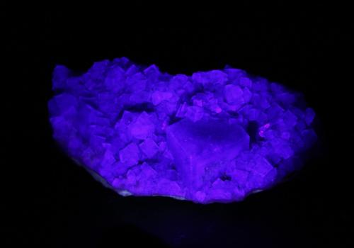 Fluorite<br />Mandronarivo area, Beroroha District, Atsimo-Andrefana Region, Madagascar<br />103mm x 48mm x 35mm. Main cube 23mm x 18mm<br /> (Author: Firmo Espinar)