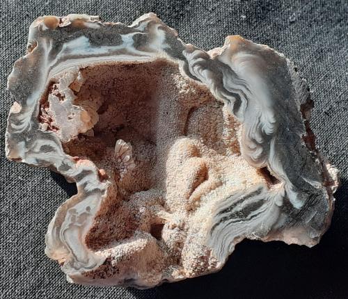 Quartz (variety agate)<br />Barros Cassal, Rio Grande do Sul, Brasil<br />6,5 x 5,5 cm<br /> (Author: Volkmar Stingl)