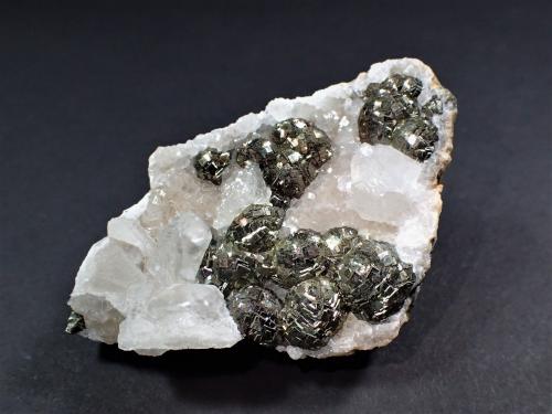 Pyrite, Calcite<br />Cantera Rivet, nivel 1, Zona Peyrebrune, Montredon-Labessonnié, Le Haut Dadou, Castres, Tarn, Occitanie, Francia<br />66 mm x 42 mm x 18 mm<br /> (Author: Don Lum)