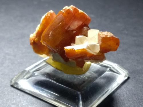 Vanadinite, Mimetite, Calcite<br />Mina San Carlos (Mina Apex), San Carlos, Municipio Manuel Benavides, Chihuahua, México<br />35 x 21 mm<br /> (Author: Sante Celiberti)