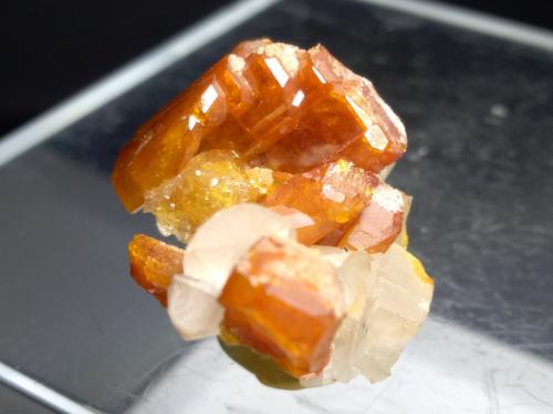 Vanadinite, Mimetite, Calcite<br />Mina San Carlos (Mina Apex), San Carlos, Municipio Manuel Benavides, Chihuahua, México<br />35 x 21 mm<br /> (Author: Sante Celiberti)