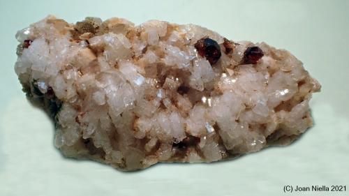 Almandino (Grupo Granate)<br />Can Vernenc, Montnegre Mountains, La Batllòria, Sant Celoni, Comarca Vallès Oriental, Barcelona, Catalonia / Catalunya, Spain<br />25 x 10 mm<br /> (Autor: Joan Niella)