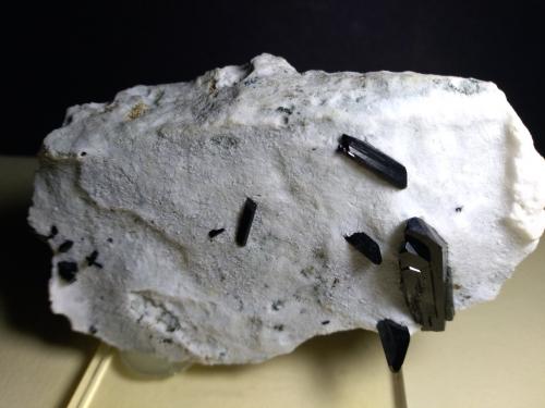 Neptunite<br />Mina California State Gem (Benitoite Gem Mine), Zona San Benito River headwaters, Pico Santa Rita, Distrito New Idria, Condado San Benito, California, USA<br />91 x 63 mm<br /> (Author: Sante Celiberti)