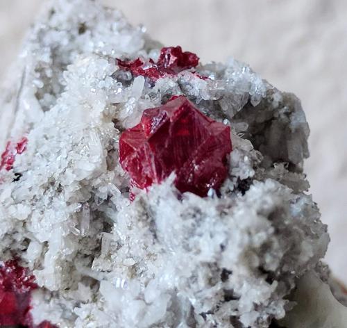 Cinabrio, Calcita, Cuarzo<br />Escarlati Mine, level 3, Puerto de las Señales, Maraña, Comarca Montaña Oriental, León, Castile and León, Spain<br />0,6 x 0,6 cm.<br /> (Autor: Carles)