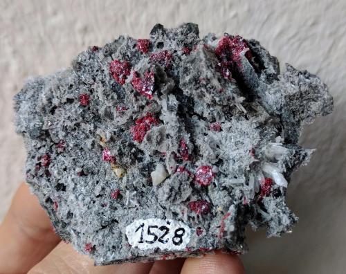 Cinabrio, Calcita, Cuarzo<br />Escarlati Mine, Puerto de las Señales, Maraña, Comarca Montaña Oriental, León, Castile and León, Spain<br />6,5 x 5,0 cm.<br /> (Autor: Carles)