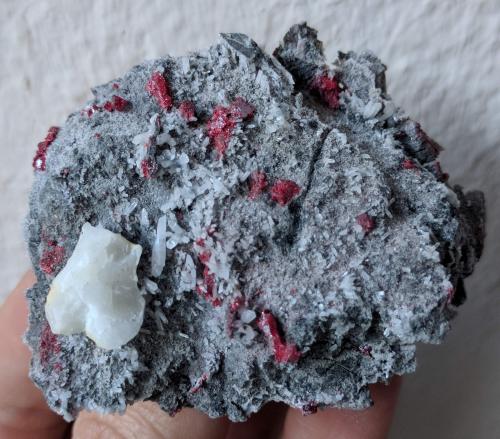 Cinabrio, Calcita, Cuarzo<br />Escarlati Mine, Puerto de las Señales, Maraña, Comarca Montaña Oriental, León, Castile and León, Spain<br />6,5 x 5,0 cm.<br /> (Autor: Carles)