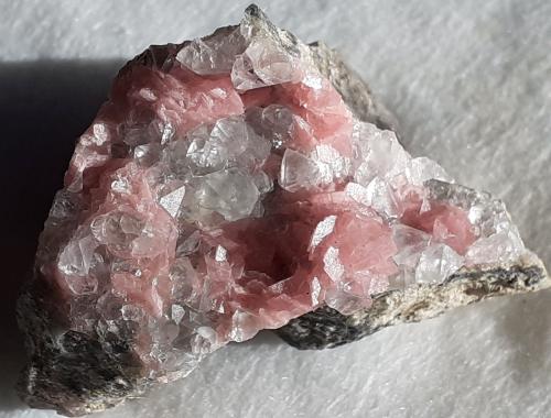 Rhodochrosite, Quartz<br />Mina Manuelita, Distrito Morococha, Provincia Yauli, Departamento Junín, Perú<br />4,5 x 2,5 cm<br /> (Author: Volkmar Stingl)