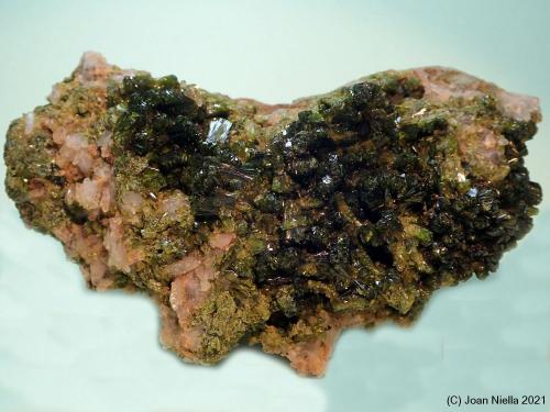 Epidota<br />Zona Imilchil, Anti-Atlas, Provincia Er Rachidia, Región Drâa-Tafilalet, Marruecos<br />85x55 mm<br /> (Autor: Joan Niella)