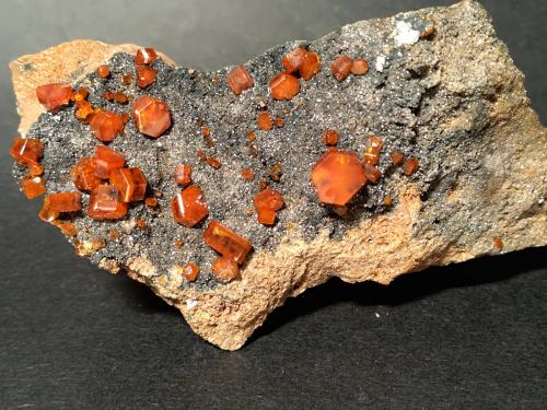 Vanadinite, Mottramite<br />Mibladen (distrito minero Mibladen), Midelt, Provincia Midelt, Región Drâa-Tafilalet, Marruecos<br />84 x 47 mm<br /> (Author: Sante Celiberti)