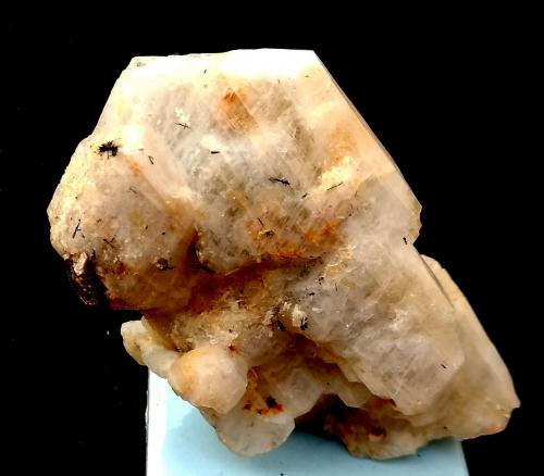 Albita<br />Vicente Marinho Mine, Mantena, Vale do Rio Doce, Minas Gerais, Brazil<br />8 x 5 x 1,8 cm.<br /> (Autor: Anisio Claudio)
