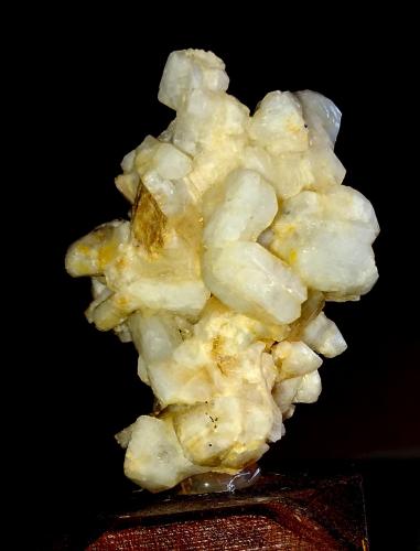 Albita<br />Vicente Marinho Mine, Mantena, Vale do Rio Doce, Minas Gerais, Brazil<br />6 x 4,5 x 3,2 cm<br /> (Autor: Anisio Claudio)