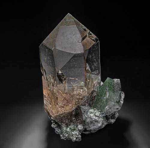 Quartz (variety smoky quartz), Feldspar, Chlorite<br />Hospental, Urseren, Uri, Hospental, Urseren, Uri, Switzerland<br />6.9 x 4.2 cm<br /> (Author: am mizunaka)