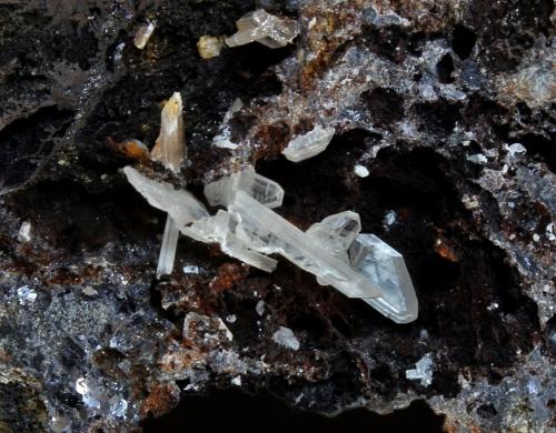 Cerusita<br />Monte Bedures, Meredo, Vegadeo, Comarca Eo-Navia, Principado de Asturias (Asturias), España<br />Largo del cristal: 2cm<br /> (Autor: joaquin gar)