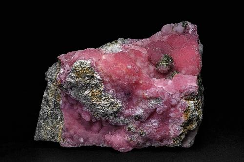 Rhodochrosite, Pyrite<br />Mina Oppu, Nishimeya-mura, Distrito Nakatsugaru, Prefectura Aomori, Región Tohoku, Isla Honshu, Japón<br />8.7 x 7.5 cm<br /> (Author: am mizunaka)