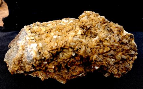 Heulandita<br />Monte Bérico, Caxias do Sul, Nordeste Rio-grandense, Rio Grande do Sul, Brazil<br />20 x 23 x 11 cm<br /> (Autor: Anisio Claudio)