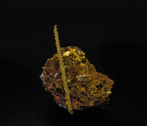 Gold<br />Round Mountain Mine, Round Mountain, Round Mountain District, Nye County, Nevada, USA<br />2.7 x 2.1 cm<br /> (Author: am mizunaka)