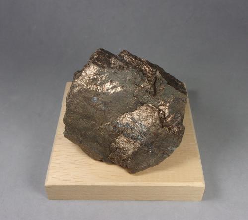 Renierita con Briartita<br />Kipushi Mine, Kipushi, Katanga Copper Crescent, Katanga (Shaba), Democratic Republic of the Congo (Zaire)<br />6,7 x 6,2 x 3,5 cm.  286.6 g.<br /> (Autor: J. G. Alcolea)