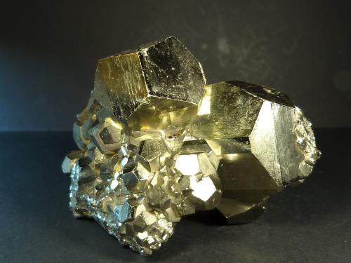 Pirita<br />Mina Huanzala, Distrito Huallanca, Provincia Dos de Mayo, Departamento Huánuco, Perú<br />8 x 6 x 4 cm. El cristal mayor 3 x 3 x 3 cm.)<br /> (Autor: Felipe Abolafia)