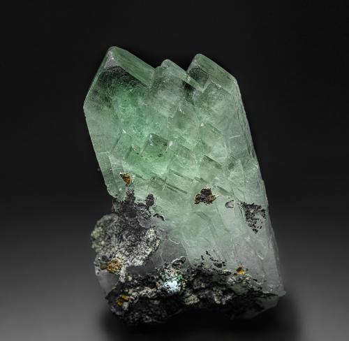Barite, Malachite<br />Shangulowé Mine, Kambove District, Katanga Copper Crescent, Katanga (Shaba), Democratic Republic of the Congo (Zaire)<br />5.7 x 3.7 cm<br /> (Author: am mizunaka)