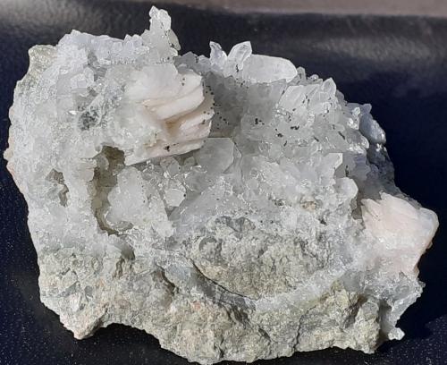 Calcite, Quartz, Pyrite<br />Wuyi tunnel north (construction site), Wuyishan, Nanping Prefecture, Fujian Province, China<br />3,5 x 2,5 cm<br /> (Author: Volkmar Stingl)