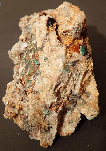 Smithsonita, Malaquita<br />Pedrera Berta, Turó de Can Domènech, Serra de Roques Blanques, Sant Cugat del Vallès-El Papiol, Comarca Vallès Occidental / Baix Llobregat, Barcelona, Cataluña / Catalunya, España<br />8,6 x 5,2 x 3,5 cm<br /> (Autor: Frederic Varela)