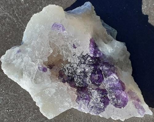 Fluorite, Quartz<br />Chengnan tunnel (construction site), Wuyishan, Nanping Prefecture, Fujian Province, China<br />4,5 x 4 cm<br /> (Author: Volkmar Stingl)