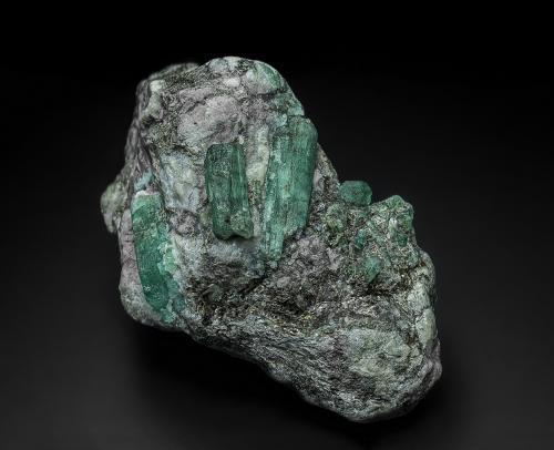 Beryl (variety emerald)<br />Curlew Emerald Mine, Shaw River, East Pilbara Shire, Pilbara Region, Western Australia, Australia<br />8.1 x 4.8 x 3.8 cm<br /> (Author: am mizunaka)