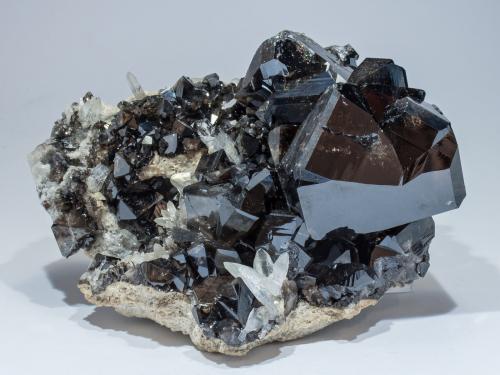 Cassiterite and Quartz<br />Amo deposit, Ximeng, Pu'er Prefecture, Yunnan Province, China<br />Specimen size: 11.8 × 9.7 × 7.5 cm / main crystal size: 4.7 × 4.7 cm<br /> (Author: Jordi Fabre)