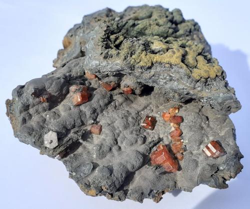 Vanadinite, Goethite<br />Taouz, Provincia Er Rachidia, Región Drâa-Tafilalet, Marruecos<br />8 x 7 cm<br /> (Author: Volkmar Stingl)