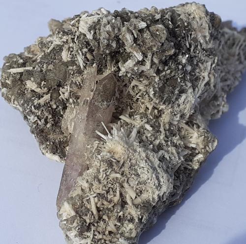 Quartz (variety amethyst), Laumontite, Calcite<br />Cantera Capurru, Osilo, Provincia Sassari, Cerdeña/Sardegna, Italia<br />8 x 5 cm<br /> (Author: Volkmar Stingl)