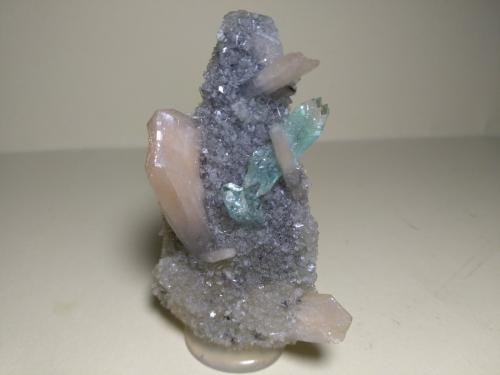 Fluorapophyllite-(K), Stlbite-Ca<br />Distrito Jalgaon, Maharashtra, India<br />70 x 45 mm<br /> (Author: Sante Celiberti)