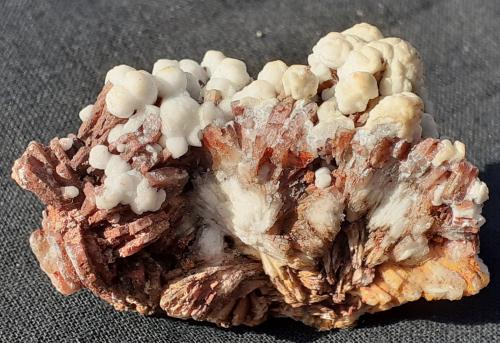 Baryte, Aragonite<br />Lavrion Mining District, Attikí (Attica) Prefecture, Greece<br />4 x 2,5 cm<br /> (Author: Volkmar Stingl)