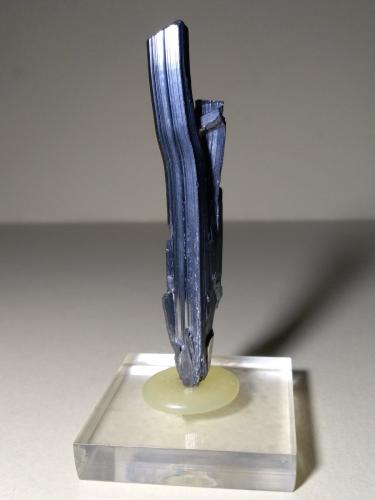 Stibnite<br />Mina Ichinokawa, Saijo, Prefectura Ehime, Isla Shikoku, Japón<br />74 x 13 mm<br /> (Author: Sante Celiberti)