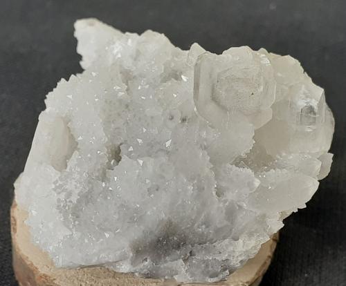 Calcite, Quartz<br />Baimashan tunnel (construction site), Qianbaxia, Wuyishan, Nanping Prefecture, Fujian Province, China<br />3,5 x 3 cm<br /> (Author: Volkmar Stingl)