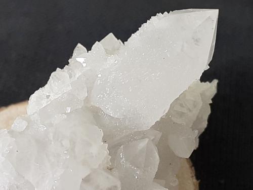 Quartz<br />Baimashan tunnel (construction site), Qianbaxia, Wuyishan, Nanping Prefecture, Fujian Province, China<br />3 x 2 cm<br /> (Author: Volkmar Stingl)