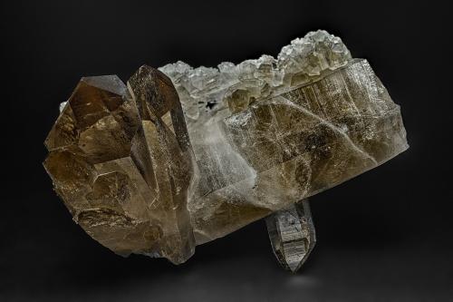 Quartz (variety smoky quartz)<br />Murzinka Mine, Sarapulka District, Sverdlovsk Oblast, Ural, Russia<br />8.9 x 7.0 cm<br /> (Author: am mizunaka)