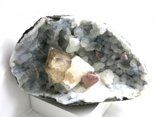 Calcite and Heulandite on Quartz<br />Jalgaon District, Maharashtra, India<br />20 x 15 cm, 6 X 4 cm calcite crystal<br /> (Author: Jean Suffert)