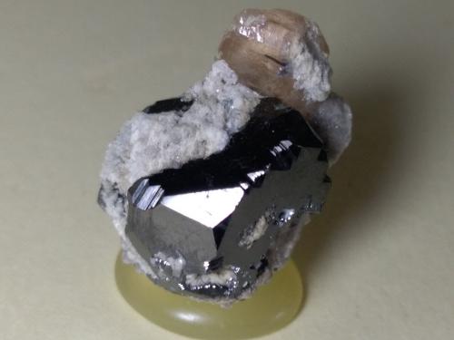 Bixbyite, Topaz, Pseudobrookite<br />Cordillera Thomas, Condado Juab, Utah, USA<br />25 x 22 mm<br /> (Author: Sante Celiberti)