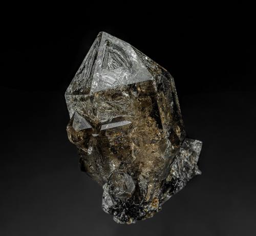 Quartz (variety smoky quartz), Calcite<br />Lowville, Lewis County, New York, USA<br />5.4 x 2.8 cm<br /> (Author: am mizunaka)