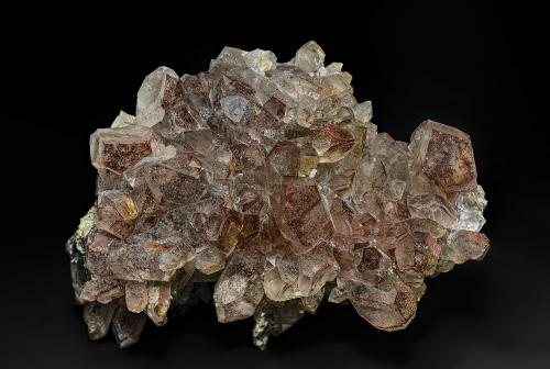 Quartz, Hematite<br />Gouverneur Talc Company No. 4 Quarry, Diana Township, Lewis County, New York, USA<br />9.6 x 7.0 cm<br /> (Author: am mizunaka)