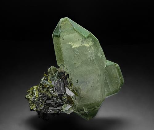 Quartz, Epidote<br />Prince of Wales Island, Ketchikan District, Prince of Wales-Outer Ketchikan Borough, Alaska, USA<br />4.0 x 3.6 cm<br /> (Author: am mizunaka)