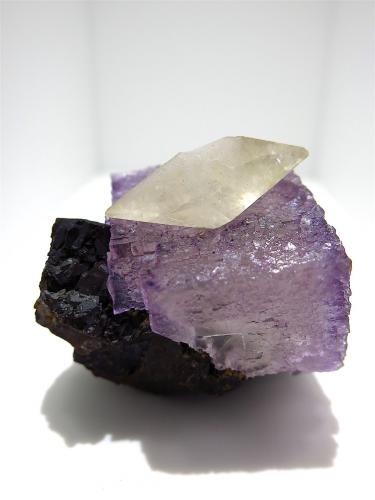 Calcite on Fluorite on Sphalerite<br />Elmwood Mine, Carthage, Central Tennessee Ba-F-Pb-Zn District, Smith County, Tennessee, USA<br />4.5 x 4.5 cm for the fluorite cube<br /> (Author: Jean Suffert)