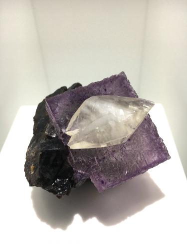 Calcite on Fluorite on Sphalerite<br />Elmwood Mine, Carthage, Central Tennessee Ba-F-Pb-Zn District, Smith County, Tennessee, USA<br />4.5 x 4.5 cm for the fluorite cube<br /> (Author: Jean Suffert)