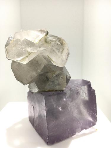 Quartz on Fluorite<br />Yaogangxian Mine, Yizhang, Chenzhou Prefecture, Hunan Province, China<br />4.5 cm edges for the fluorite<br /> (Author: Jean Suffert)